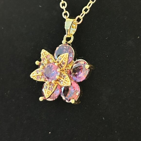 LADIES 18K gold plated rotating flower pendant - Picture 3 of 3